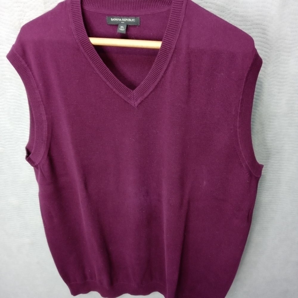 Banana Republic men's burgundy cotton knit pullove